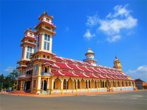 DAY TRIP TO CAO DAI TEMPLE AND CU CHI TUNNELS 